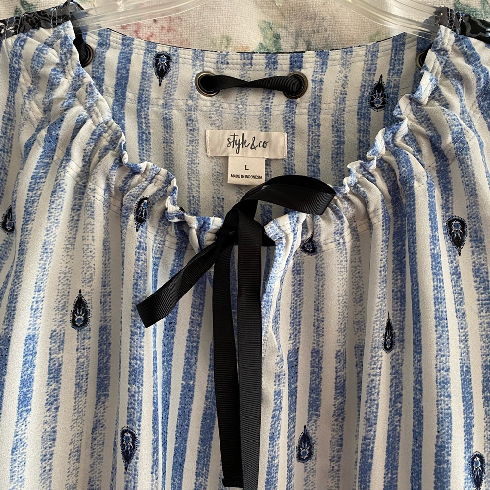 Style & Co top. Large. - Picture 2 of 3